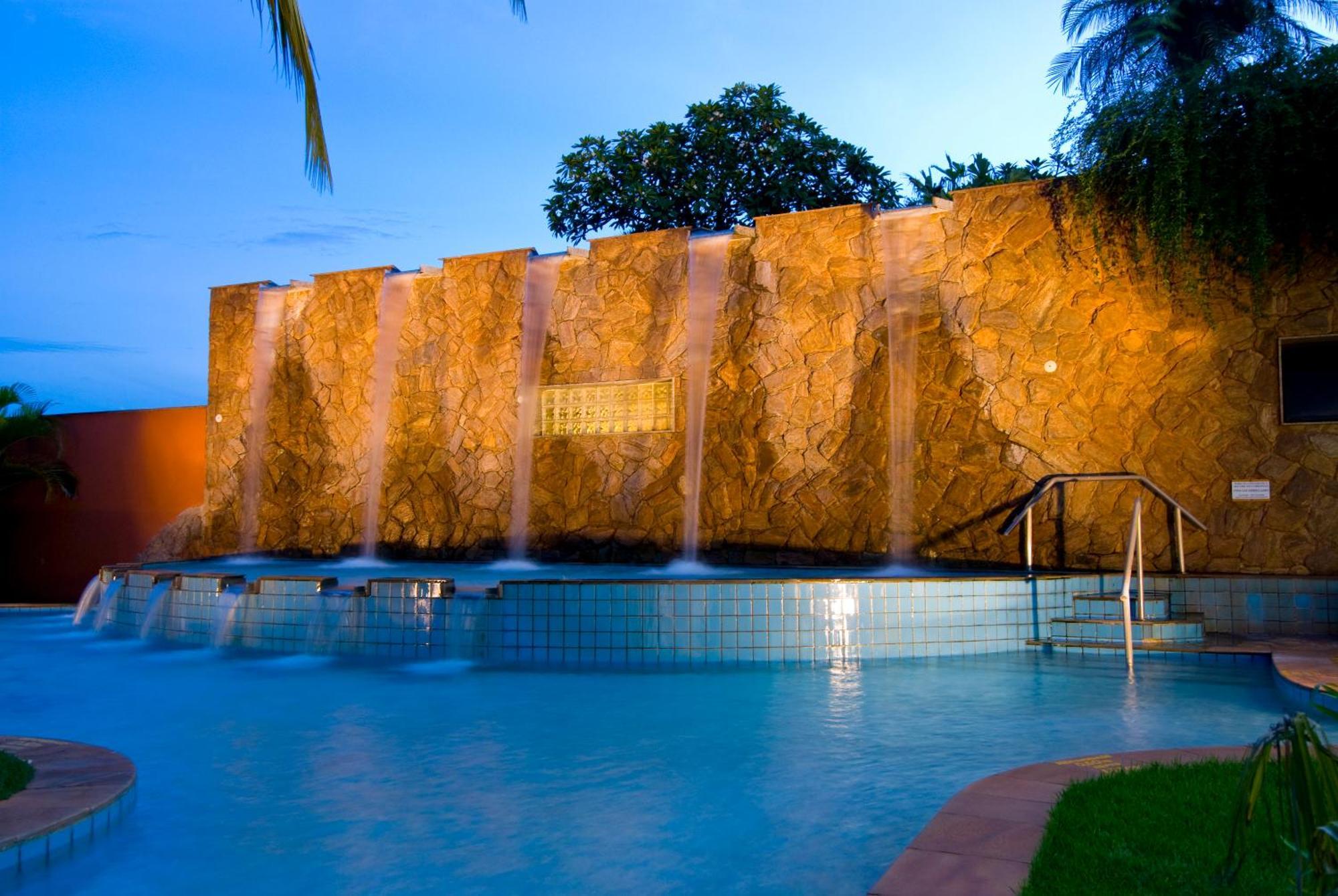 Blue Tree Thermas de Lins Exterior foto The pool at the Taj Bengal