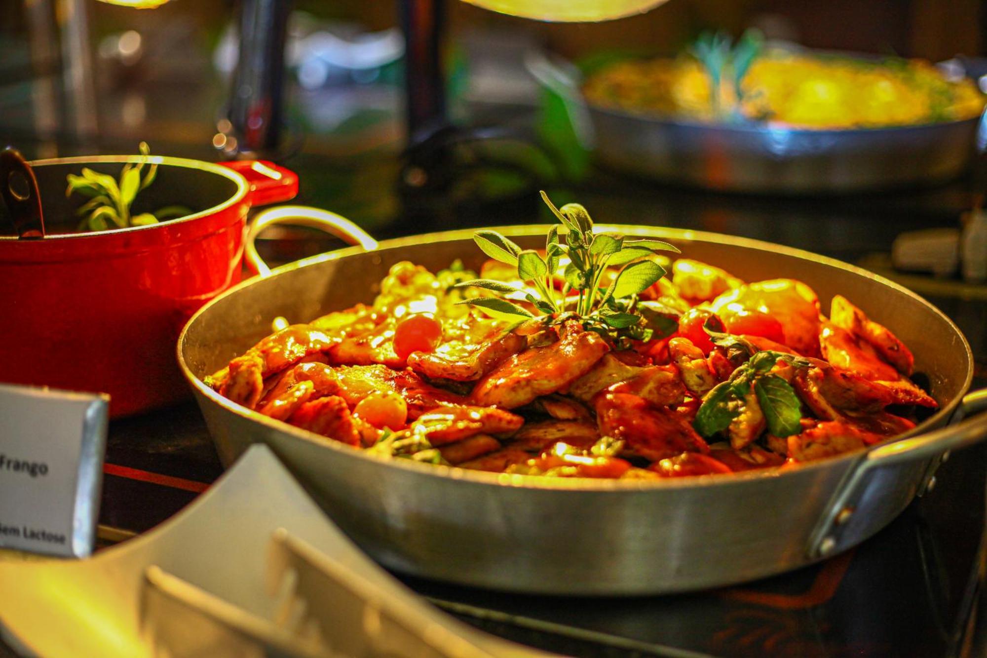 Blue Tree Thermas de Lins Exterior foto A pan of chicken tikka masala