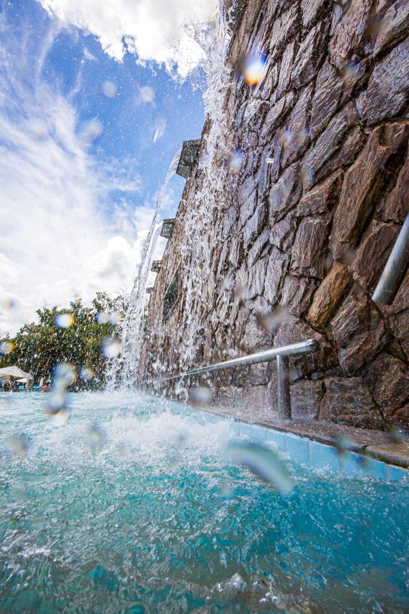 Blue Tree Thermas de Lins Exterior foto The waterfall at the entrance of the spa