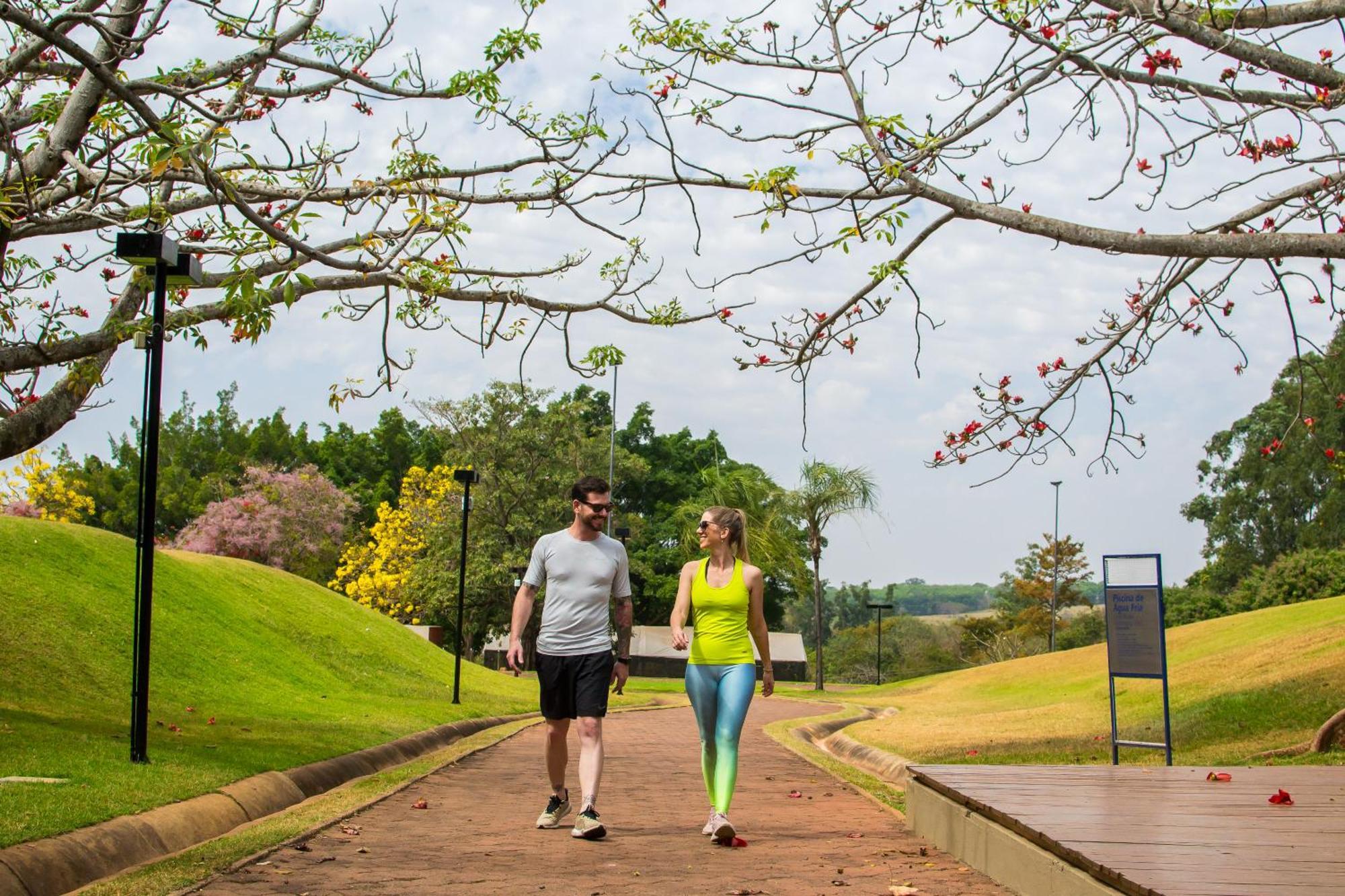 Blue Tree Thermas de Lins Exterior foto People walking in the park