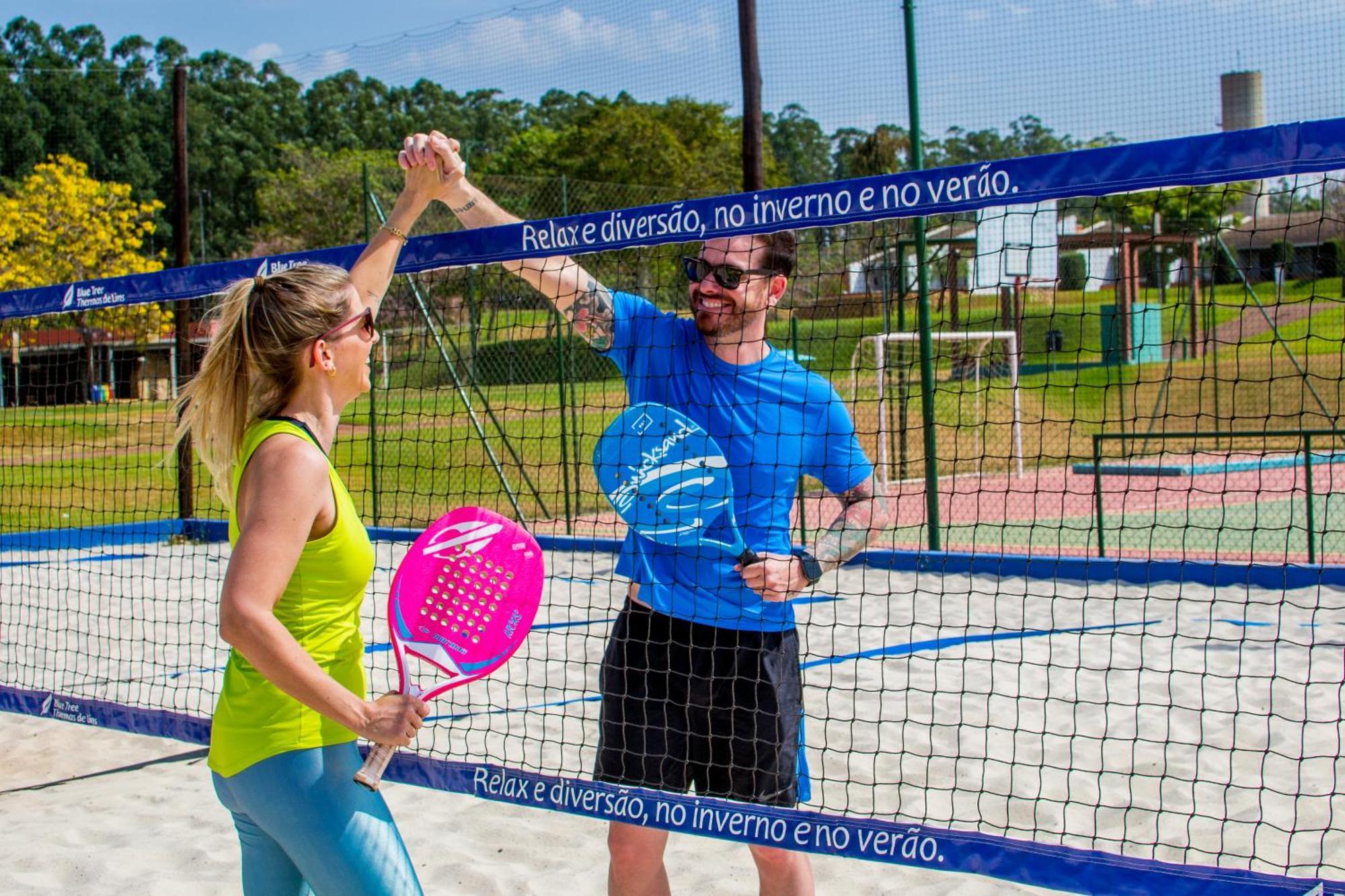 Blue Tree Thermas de Lins Exterior foto A paddle tennis player