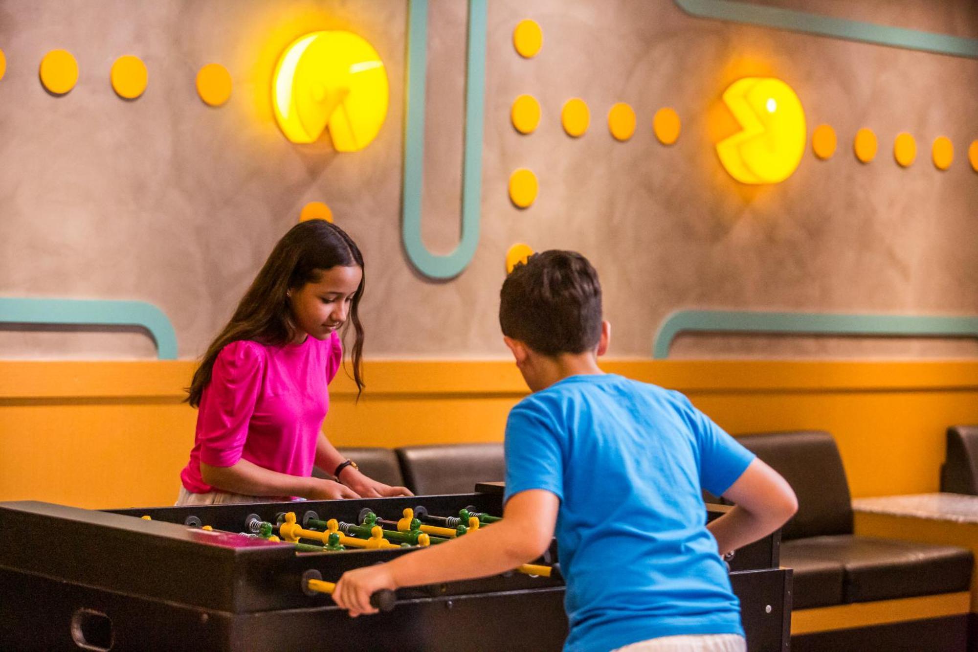 Blue Tree Thermas de Lins Exterior foto Two children playing table football