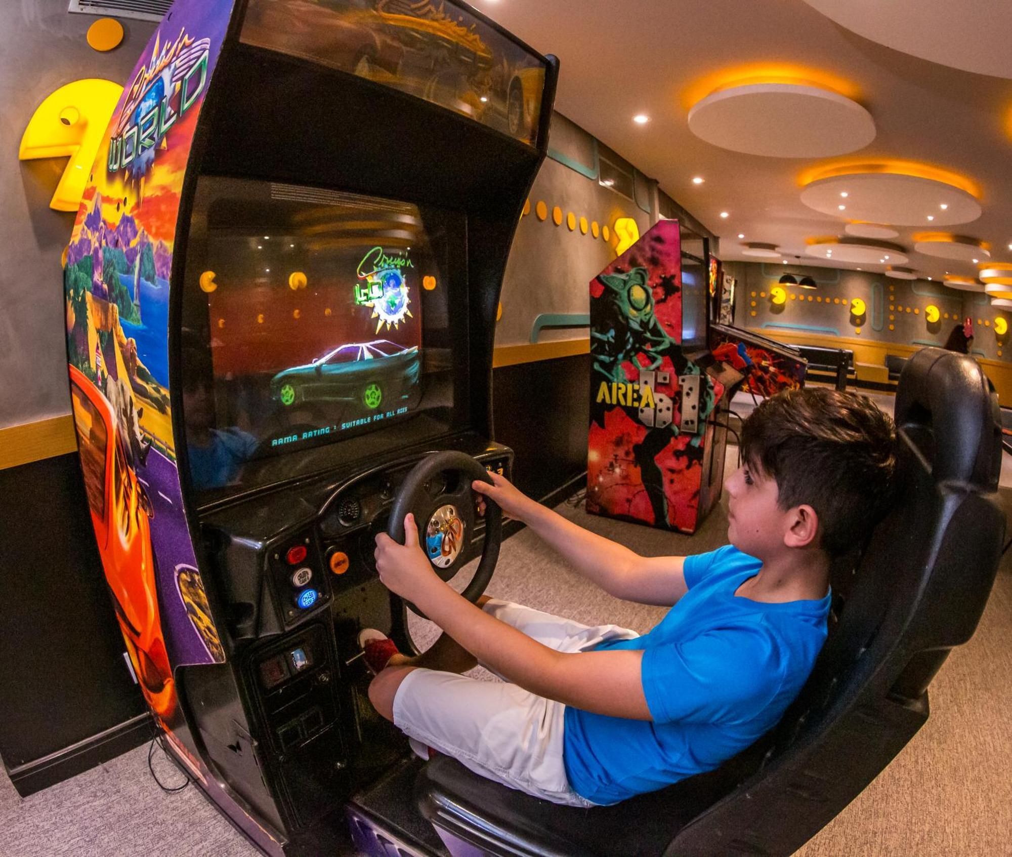 Blue Tree Thermas de Lins Exterior foto A child playing a racing game