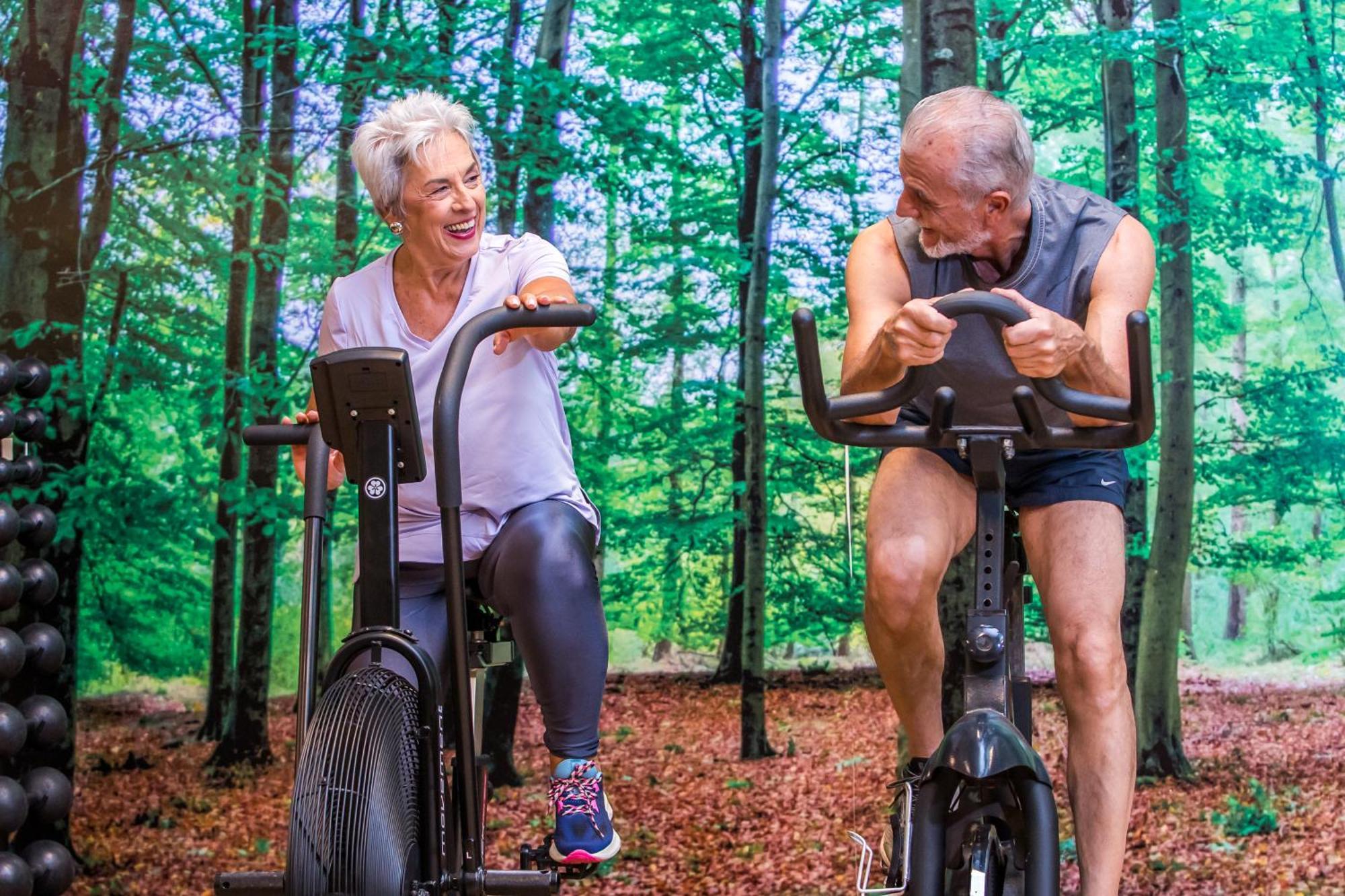 Blue Tree Thermas de Lins Exterior foto Older people exercising