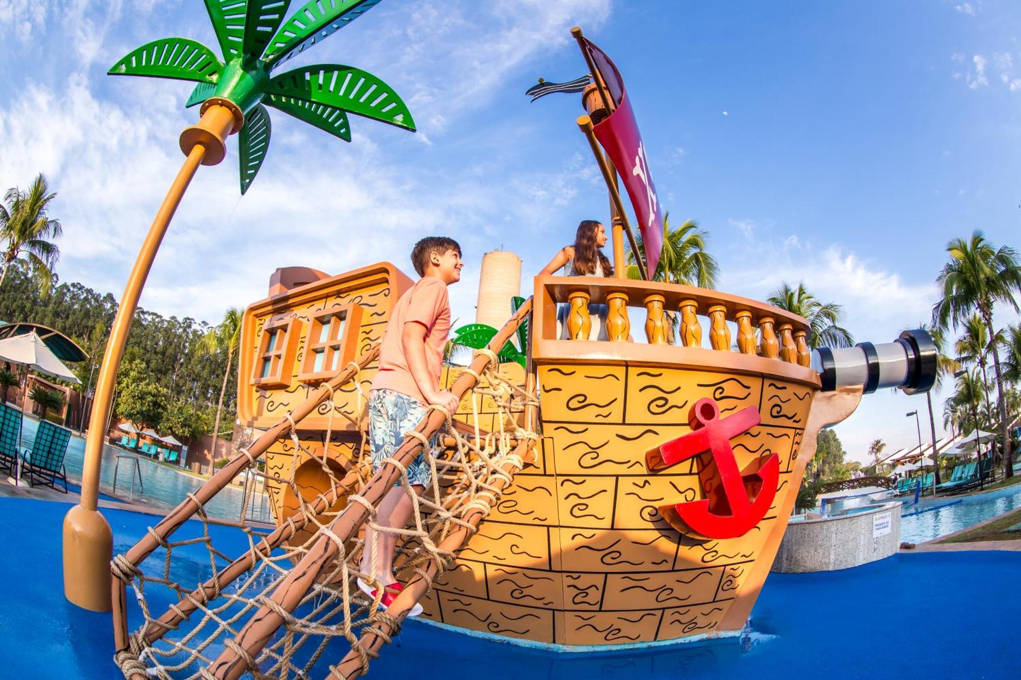 Blue Tree Thermas de Lins Exterior foto The pirate ship at the Splash Zone