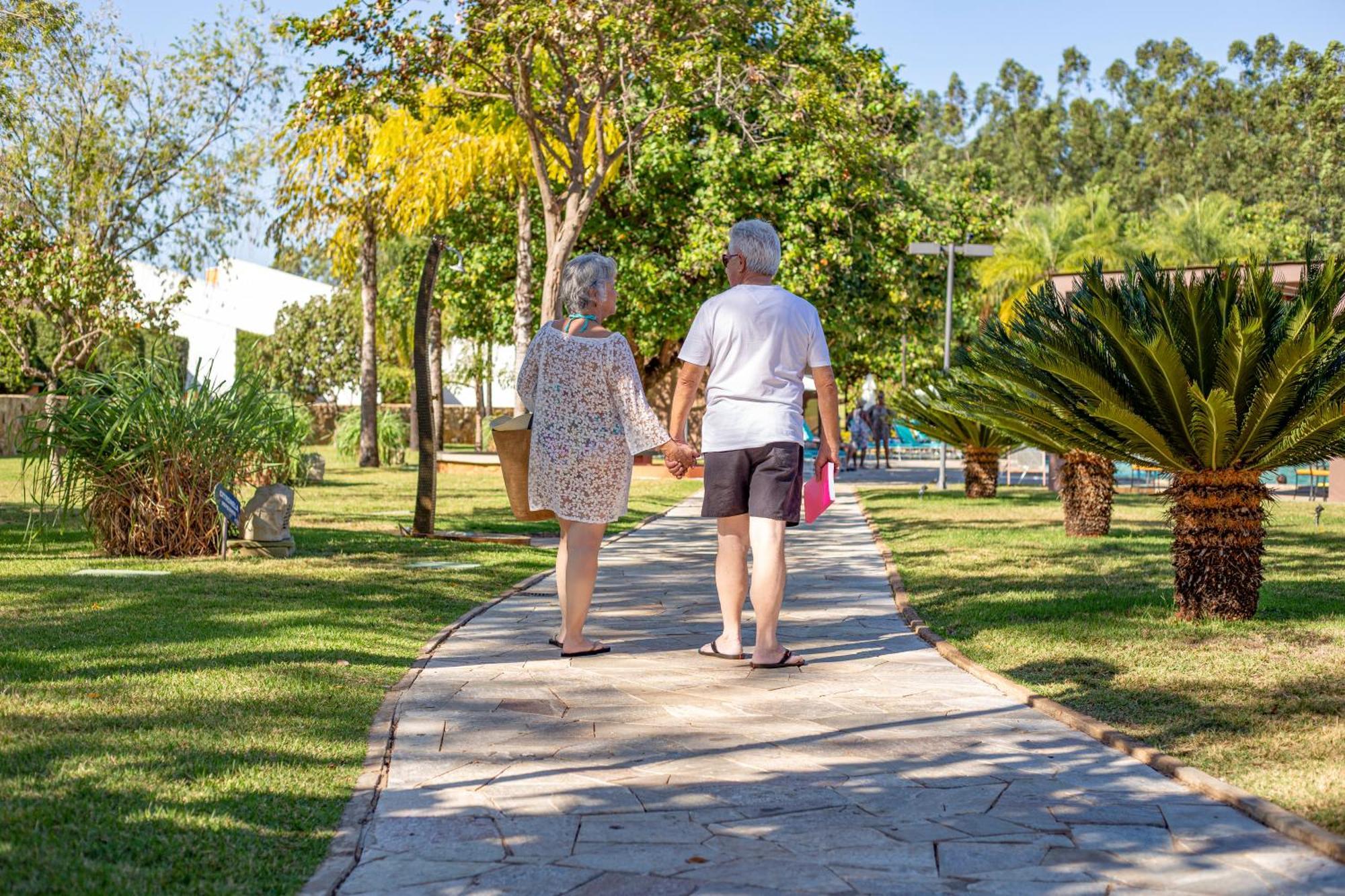 Blue Tree Thermas de Lins Exterior foto A couple walking in a park