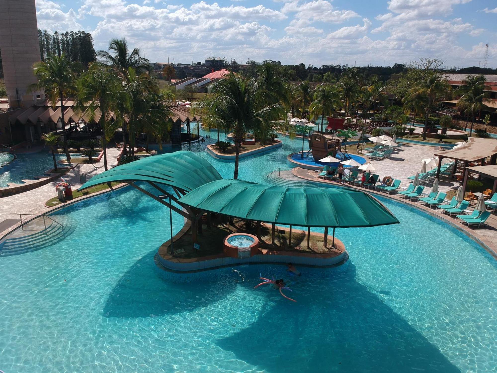 Blue Tree Thermas de Lins Exterior foto The swimming pool at the Hard Rock Hotel