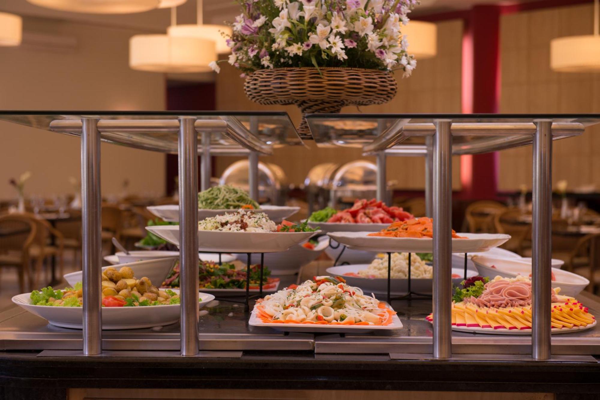 Blue Tree Thermas de Lins Exterior foto A buffet at a hotel