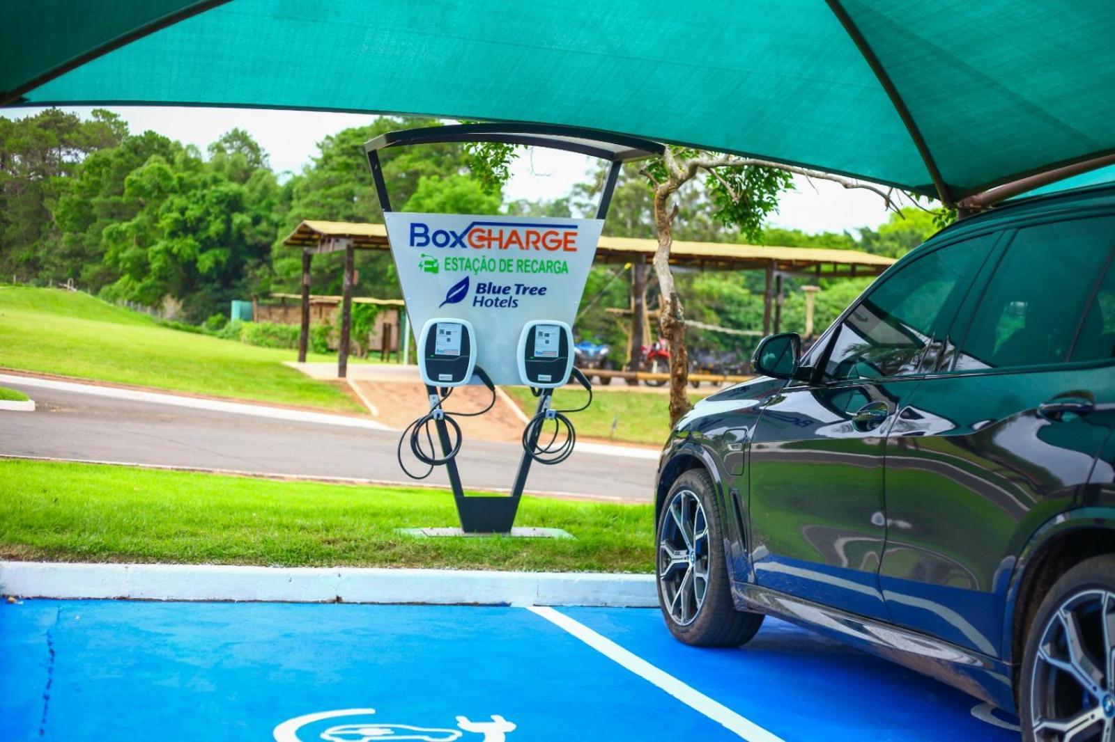 Blue Tree Thermas de Lins Exterior foto Electric vehicle charging station at the Sunshine Coast Airport