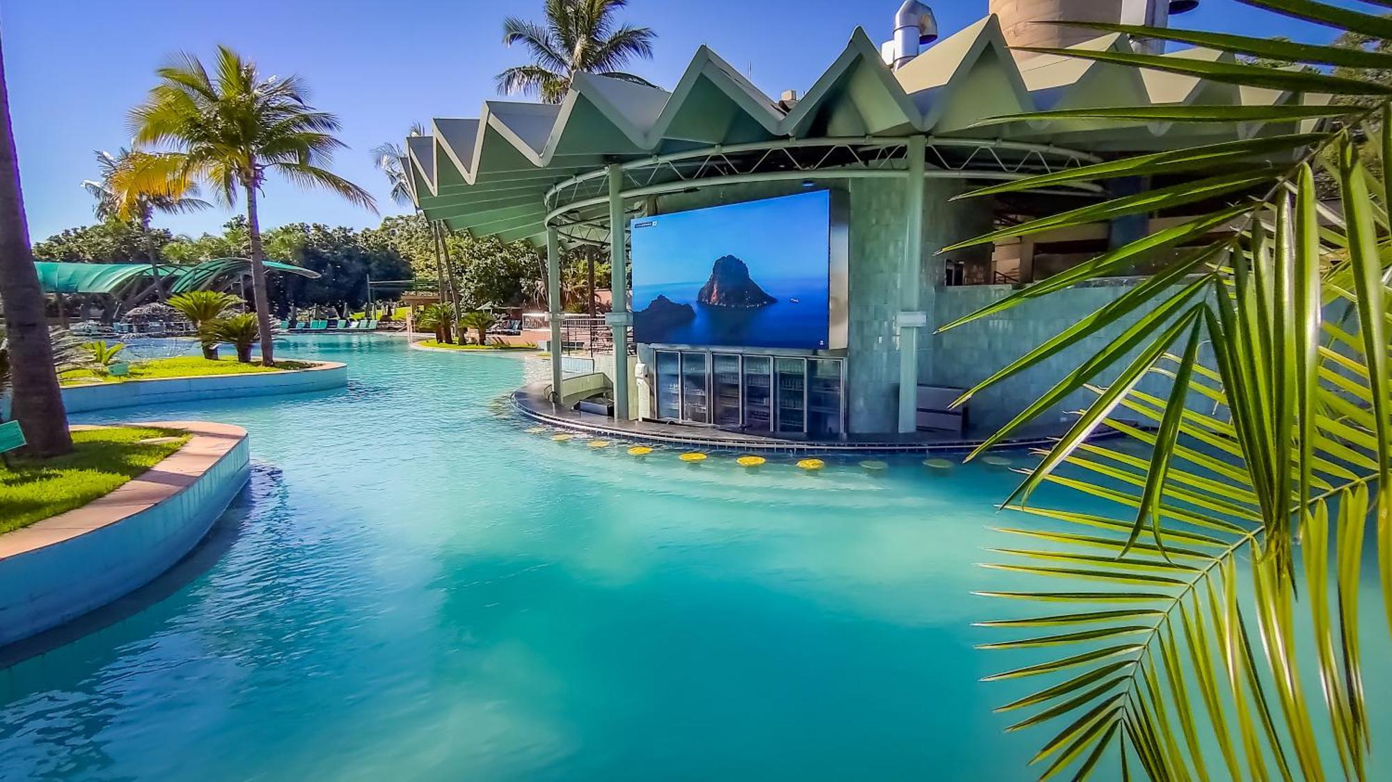 Blue Tree Thermas de Lins Exterior foto The pool at the Hard Rock Hotel